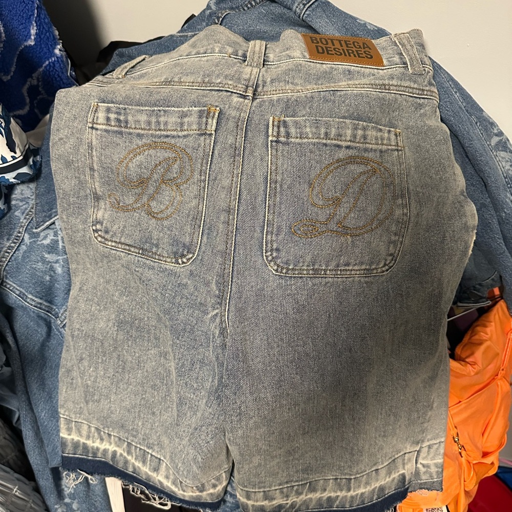 Bottega Veneta Light Blue Jeans with Cream Lettering - Picture 3 of 3